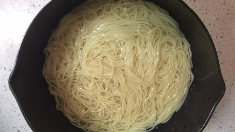 蚝油双菇拌面#一碗面条#,面条捞出后过一下凉白开,然后沥干水分,放入盘中。