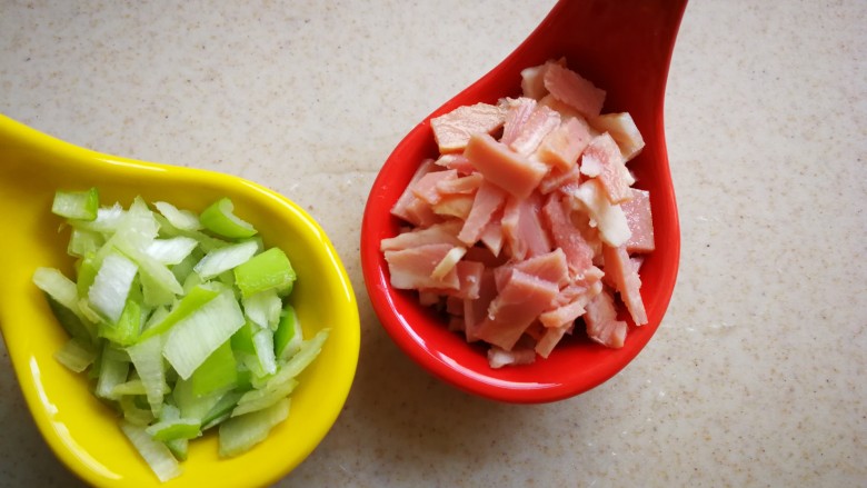 #圆土豆#培根土豆丝煎饼,<a style='color:red;display:inline-block;' href='/shicai/ 443'>培根</a>肉切丁,葱花。