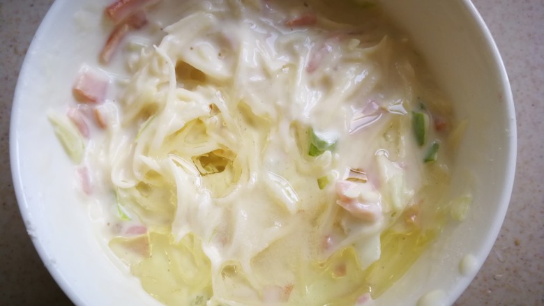 #圆土豆#培根土豆丝煎饼,加点食用油,适量,不要太多。