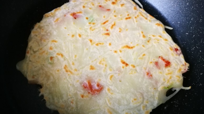 #圆土豆#培根土豆丝煎饼,表面金黄翻面,过一会出锅。