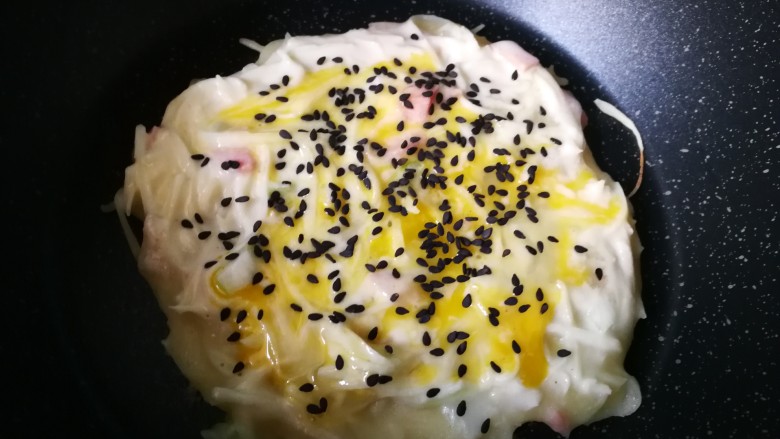 #圆土豆#培根土豆丝煎饼,蛋液铺平,撒上黑芝麻。