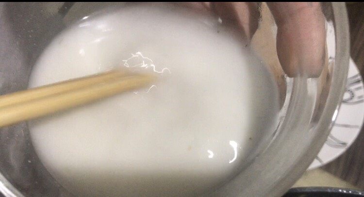 红烧鸡翅,淀粉加水,勾芡。