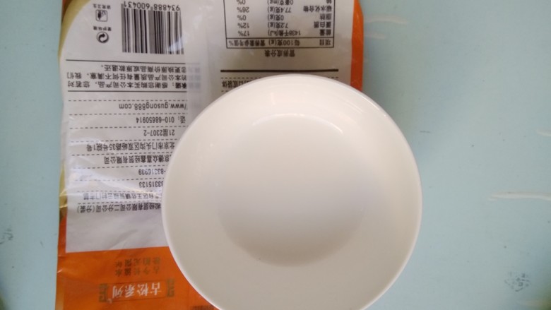 马蹄玉米蛋花羹,<a style='color:red;display:inline-block;' href='/shicai/ 2648'>马蹄粉</a>用凉水泄开,搅拌均匀。