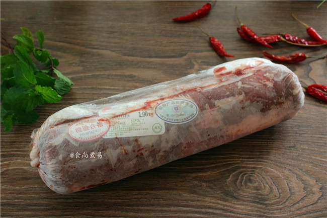 香辣薄荷炒羊肉,备好食材，<a style='color:red;display:inline-block;' href='/shicai/ 329'>羊肉</a>提前取出解冻，软化后用清水浸泡一两遍，洗净沥干水