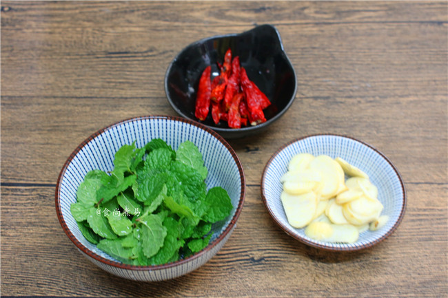 香辣薄荷炒羊肉,薄荷嫩叶洗净、辣椒洗净剪去头尾、<a style='color:red;display:inline-block;' href='/shicai/ 2795'>蒜头</a>去皮切片