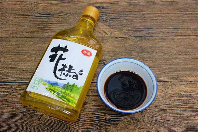 香辣薄荷炒羊肉,备好花椒油、<a style='color:red;display:inline-block;' href='/shicai/ 3729'>白糖</a>和<a style='color:red;display:inline-block;' href='/shicai/ 692'>酱油</a>混合盛起