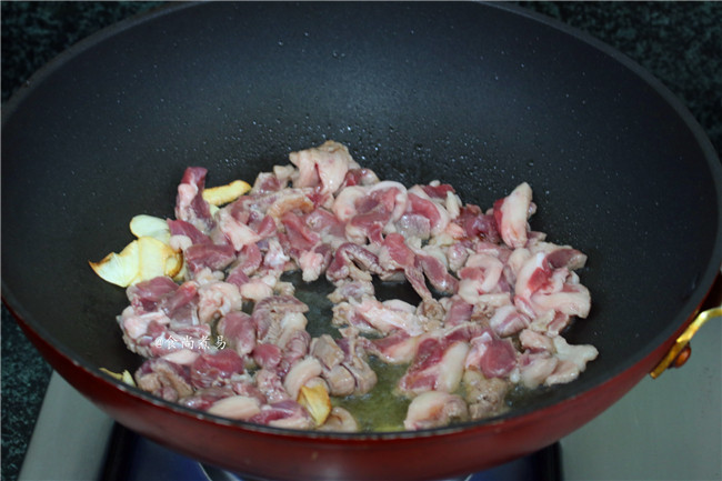 香辣薄荷炒羊肉,倒入羊肉,保持大火快速煸出油脂