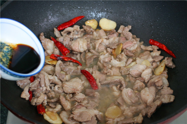 香辣薄荷炒羊肉,调入酱油,白糖,继续翻炒