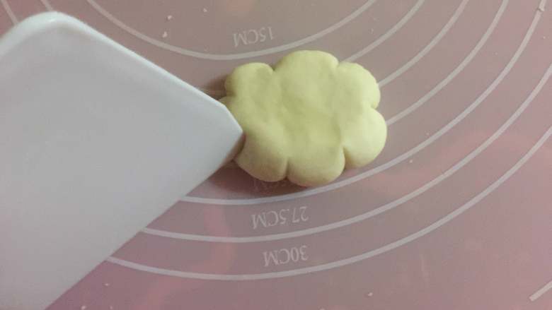 彩虹蔬菜馒头沙拉,用刮面板在面团周围往里切进几个小口,整出云朵的样子。