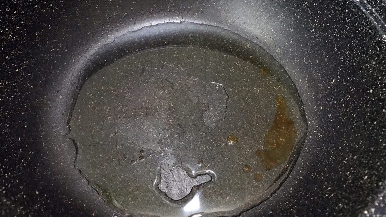 秘制川香羊排焖萝卜,小火炒至白糖溶化冒小泡,冒泡后马上关火,不然容易糊