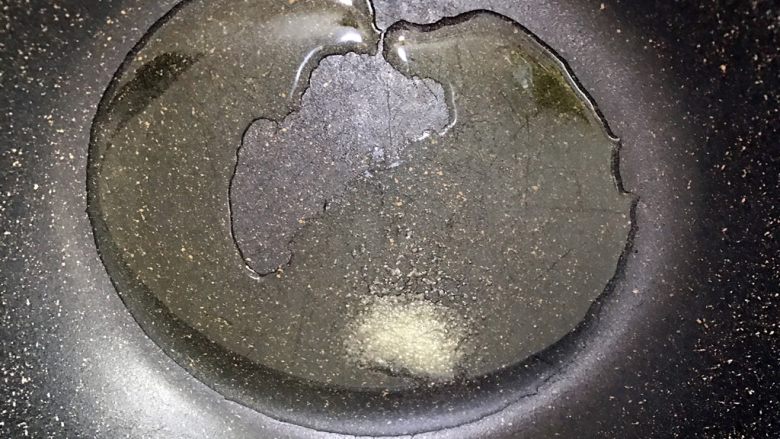秘制川香羊排焖萝卜,冷锅冷油放入两勺白糖(我习惯用白糖炒糖色)