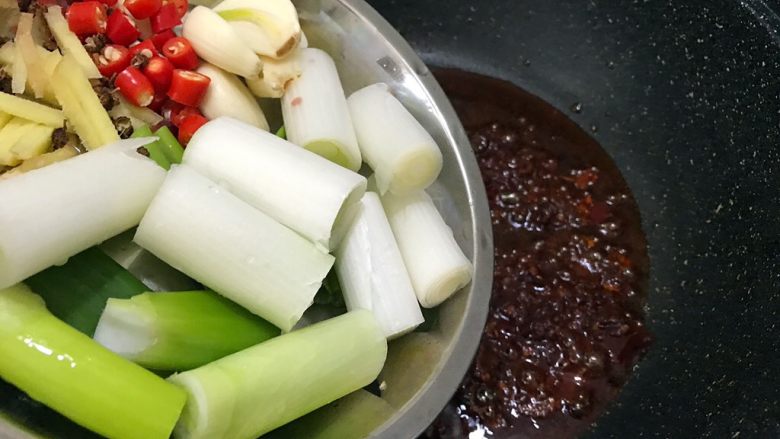 秘制川香羊排焖萝卜,加入葱,姜,蒜,小米椒,花椒
