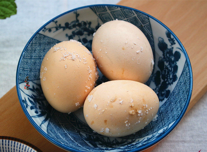 珐琅锅盐焗鸡,取出鸡蛋,顺利就能剥壳