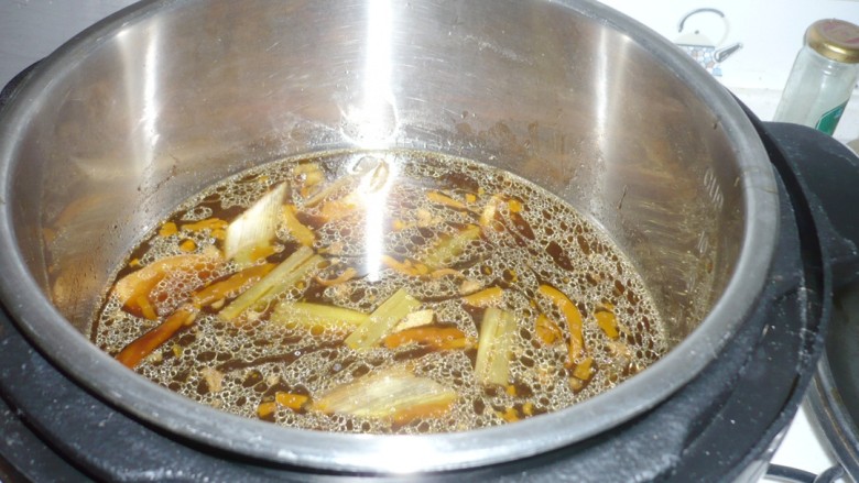 麻辣孜然排骨,煮好晾凉。