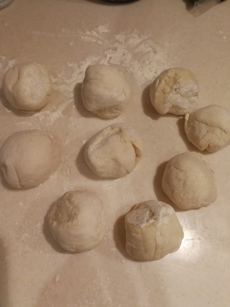 蘑菇豆沙包,把面团分成,等量小面团。