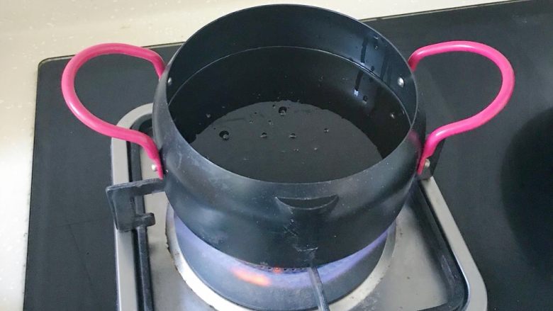 拔丝地瓜,油锅烧至七成热 (我是用筷子测试 放入筷子会起泡即可)