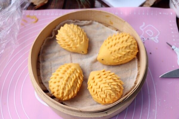 刺猬馒头,做好之后二次发酵10分钟左右(天冷时间延长哦)