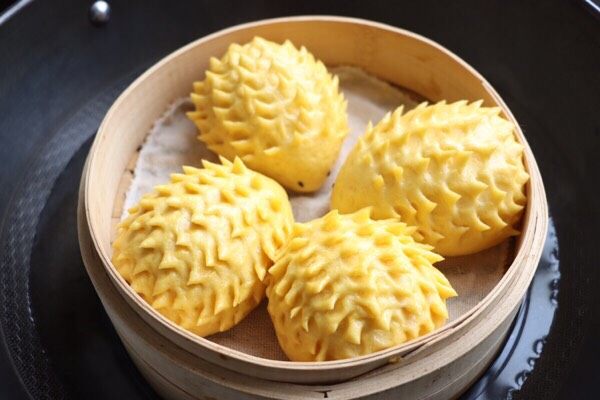 刺猬馒头,冷水上锅中火蒸8-10分钟继续焖3-5分钟再揭开锅盖(小刺猬变成了大刺猬啦)