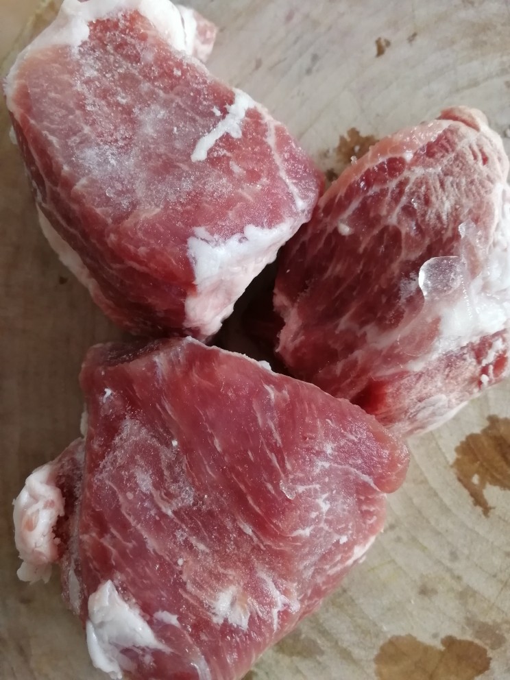 叉烧猪肉脯,梅花肉洗净切块,冷冻3小时。