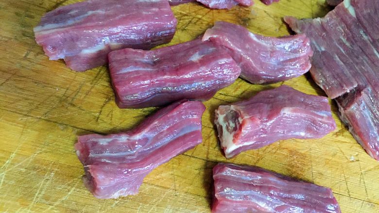 牛肉干,牛肉切5厘米长,1.5厘米见方的长条。