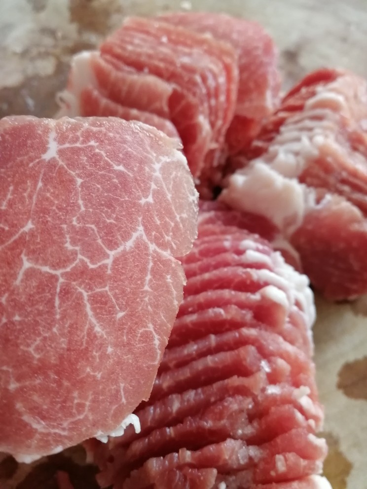 叉烧猪肉脯,冻过的肉比较好切,切片。