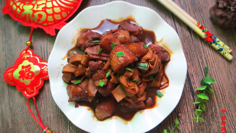 千张结烧肉,简单不失美味,很普通得一道家常菜依然吃得津津有味