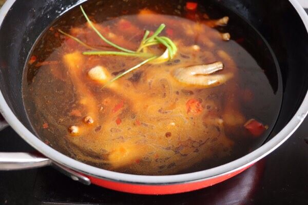 香辣鸡爪,加开水没过鸡爪,放葱和八角两个,料酒半汤匙