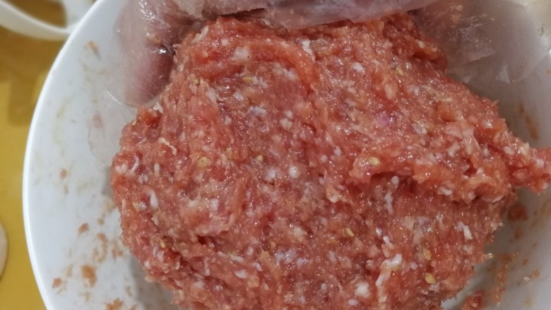 叉烧猪肉脯,摔打上劲,使肉糜成团,变得粘稠有弹性。