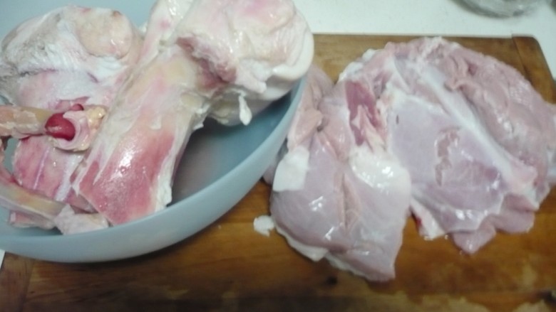 羊汤面,准备羊肉,牛棒骨。