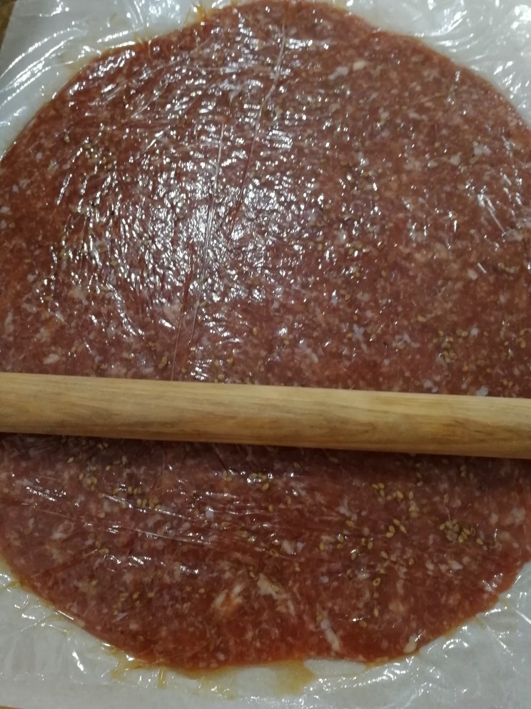 叉烧猪肉脯,用擀面杖匀力擀薄,擀平。
