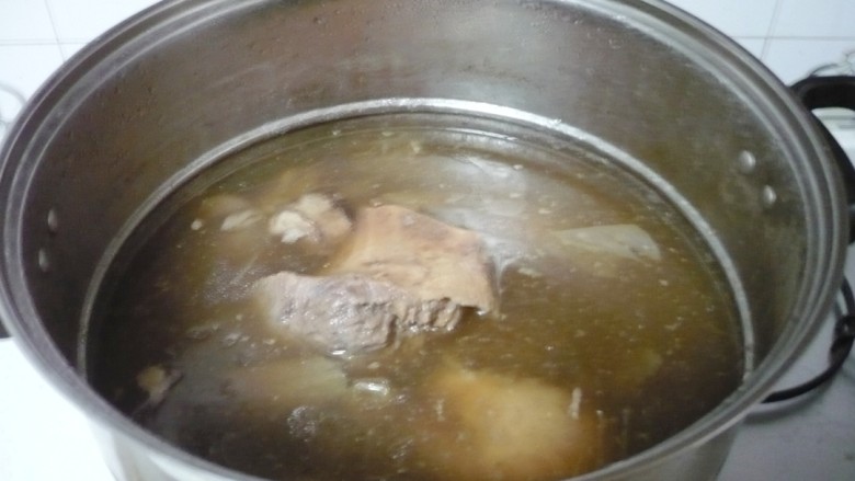 羊汤面,煮好的汤倒入煮锅中,加入切大块的羊肉,小火继续煮3个小时。