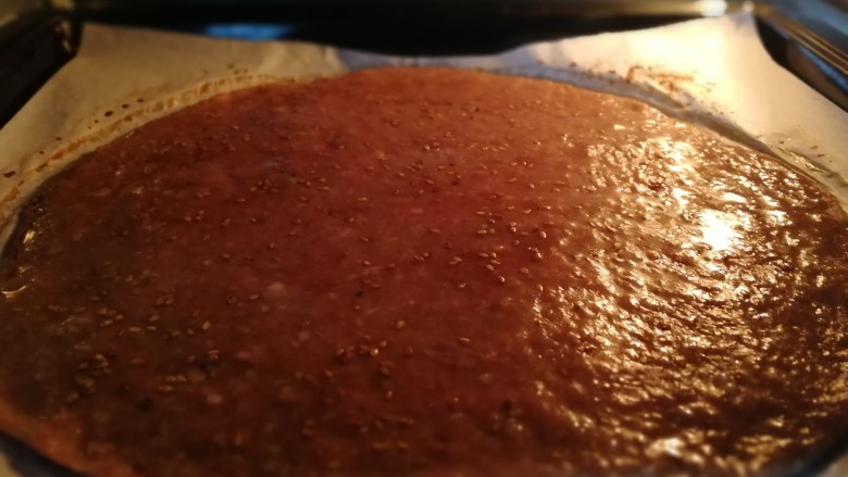 叉烧猪肉脯,烤箱预热200度,5分钟。200度,烤8分钟,拿出来再刷一层蜂蜜。200度,再烤8分钟。