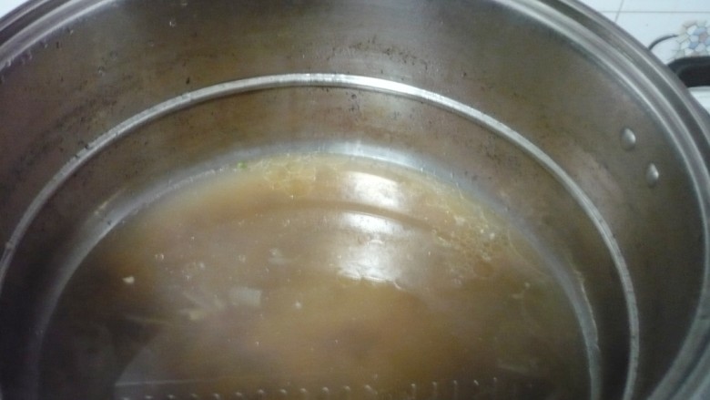 羊汤面,羊汤煮好后,加适量的盐备用。