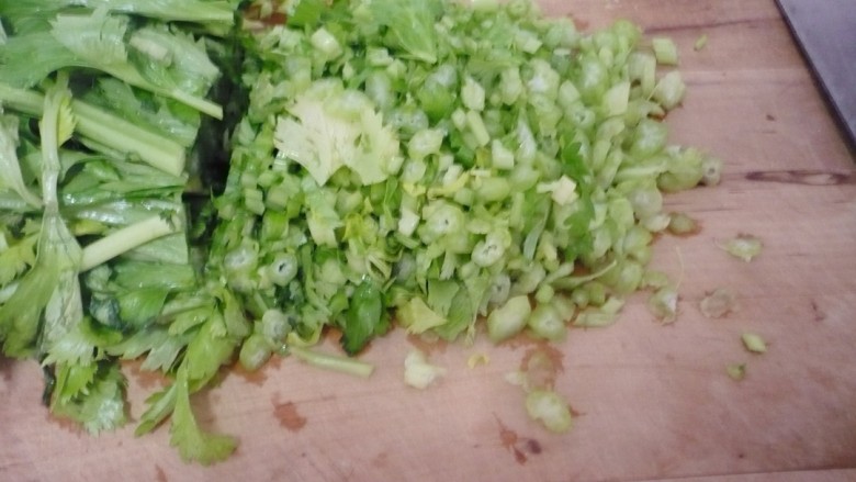 麦饭,将芹菜叶洗干净,切碎。