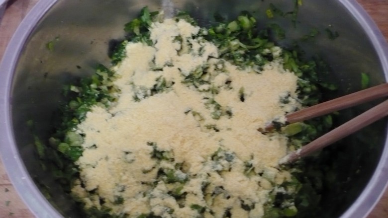 麦饭,先在腌好的芹菜叶中拌一些玉米面,搅散。