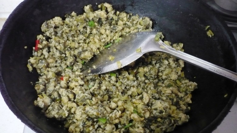 麦饭,用小火把麦饭炒香。(尽量炒干水份)