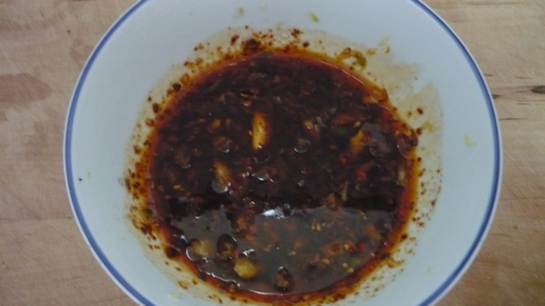 麦饭,炒锅中加油,油至8成热泼到小碗中,稍凉后加入<a style='color:red;display:inline-block;' href='/shicai/ 768'>香醋</a>,即成碗汁。
用碗汁拌着麦饭吃就可以了。