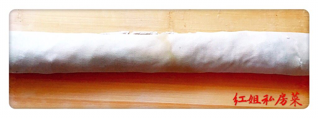 生菜卷,开始从有生菜的这头卷起来,要压紧,卷的稍微实在一点,要不然摆盘会松开的。