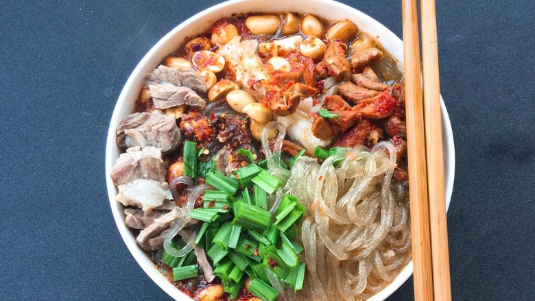 酸辣粉丝,再放几片煮好的牛肉,开动吧!