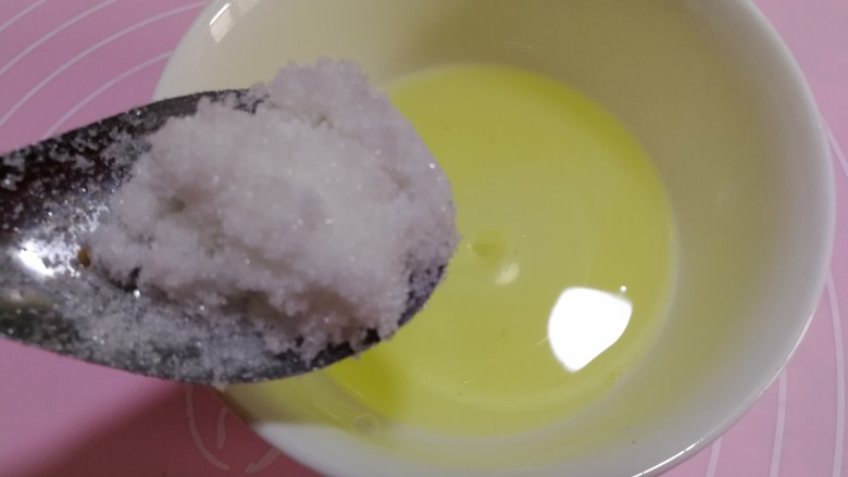 甜蜜的黄金米粒,放入一勺绵糖,