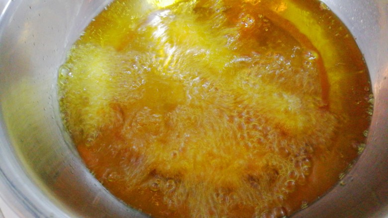 甜蜜的黄金米粒,油温达到90°时,将玉米串放入锅中,微微炸一下便捞出,