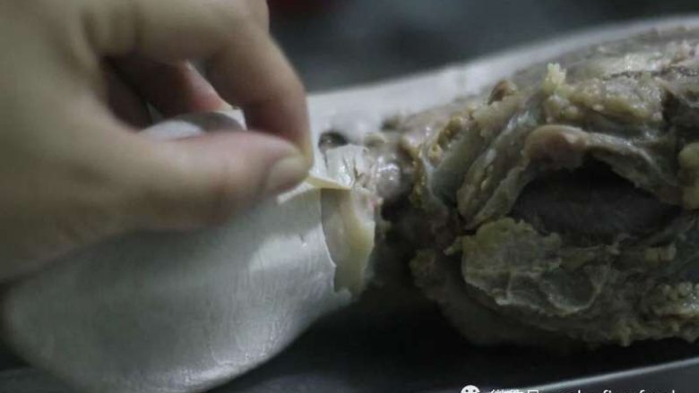 活久见 卤牛舌,舌底部白皮正常厚度就这么薄,图省事撕多了就少吃一口肉。