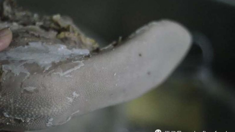活久见 卤牛舌,这是去掉大部分白皮以后的样子,可以看到,一些边角部位还是有顽固的薄皮去不掉,这些地方我们需要借助一下其他工具。