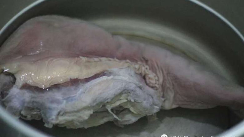 活久见 卤牛舌,冷水下锅吊水30分钟以上,主要是为了去除牛舌上的那一层白皮。