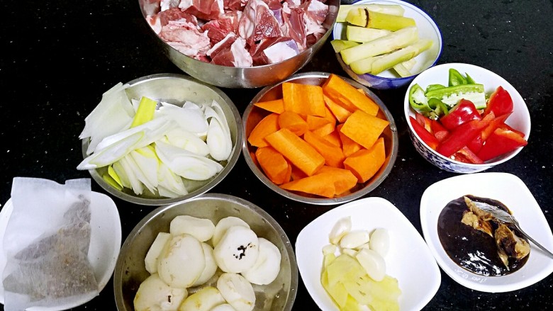 滋味羊肉煲,准备好所以材料,香料包(花椒,草果,八角,香叶,桂皮,甘草,陈皮)
