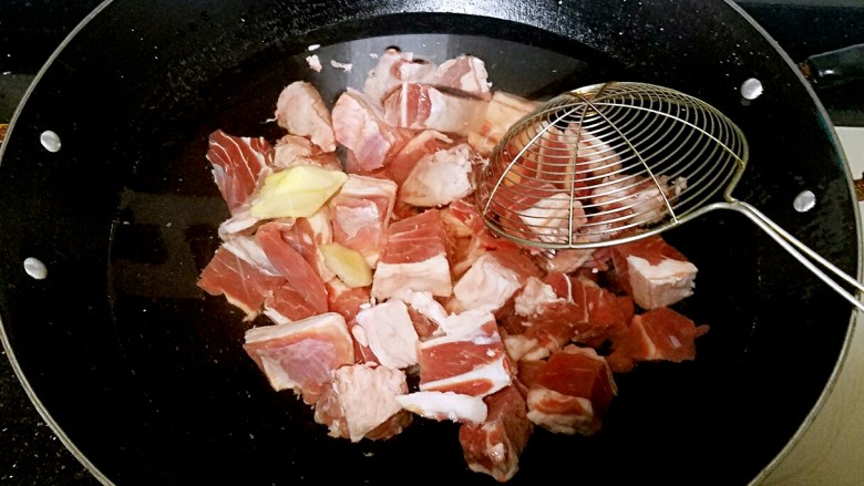 滋味羊肉煲,冷水下锅,放入姜片,酒,羊肉焯一会,看到很多漂浮物后,将羊肉倒出,用清水冲洗备用。