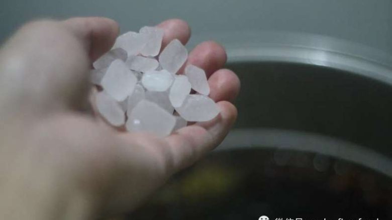 活久见 卤牛舌,再加一小把<a style='color:red;display:inline-block;' href='/shicai/ 866'>冰糖</a>,调味的同时让颜色更好看。