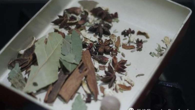 活久见 卤牛舌,所有调料准备好炒出香味,这样做会提升香料的功效。