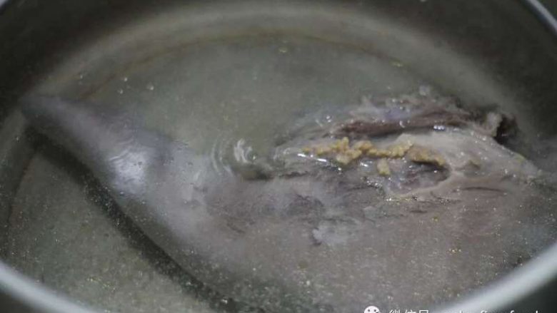 活久见 卤牛舌,白皮去干净冷水下锅煮,大火煮10分钟。