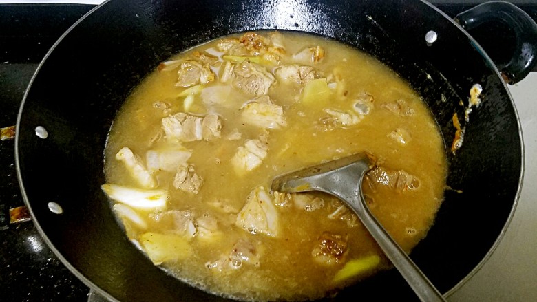 滋味羊肉煲,加入高汤或者清水,要没过羊肉。